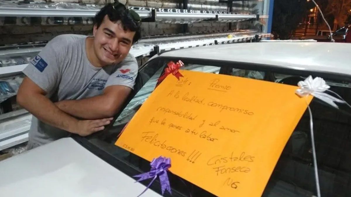 Eduardo Fonseca, en&nbsp;Neuquén, que le regaló un auto a Franco Núñez, a quien conoce desde hace una década y que es su empleado en la vidriería desde hace 5 años.