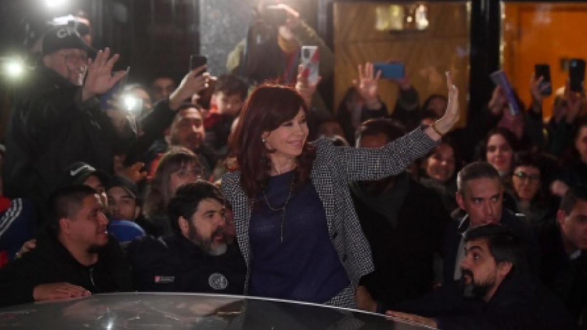 Vale recordar que tras los incidentes y la tensión registrada en la zona donde reside la exmandataria el último sábado, el Gobierno amplió la custodia de Cristina Kirchner.