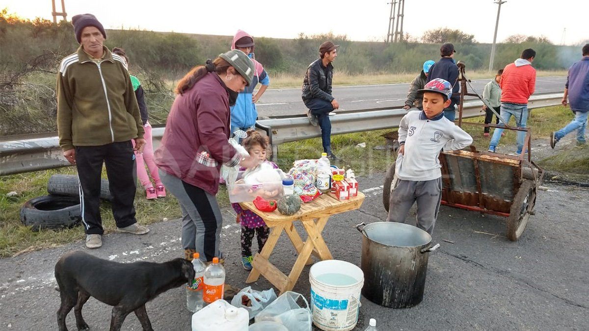 Una veintena de vecinos cortaron los dos sentidos de Circunvalaci&oacute;n Oeste.&nbsp;