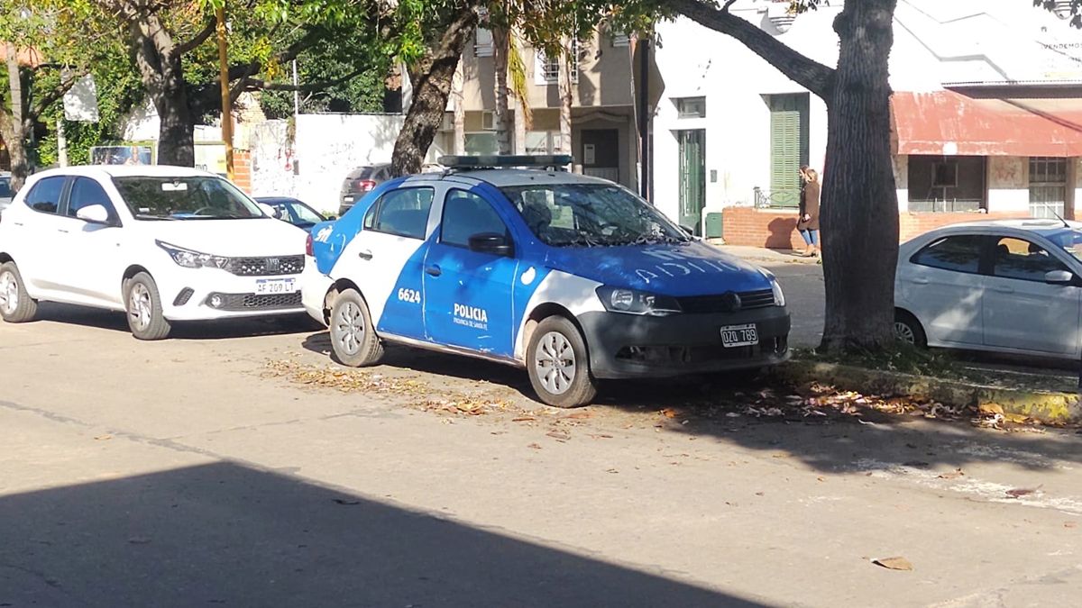Móvil policial estacionado en aparente estado de deterioro, ubicado en el ala sur de la calle interna de la terminal de ómnibus.