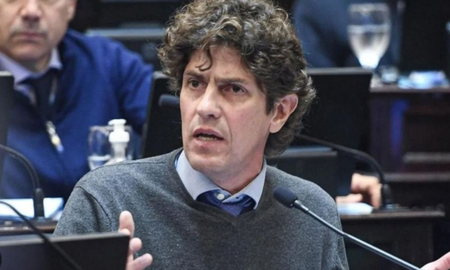 El radical Martín Lousteau asumirá en diciembre como diputado nacional y no seguirá más al frente de la UCR. El radical Martín Lousteau asumirá en diciembre como diputado nacional y no seguirá más al frente de la UCR.