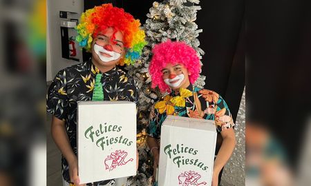 Chispa y Chispita entregaron dos cajas solidarias a la campaña “Esta Navidad regalá una Nochebuena”, en un gesto que llenó de alegría el estudio de AIRE. Chispa y Chispita entregaron dos cajas solidarias a la campaña “Esta Navidad regalá una Nochebuena”, en un gesto que llenó de alegría el estudio de AIRE.