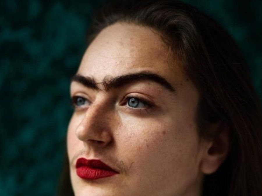 Lleva un año sin depilarse el bigote y las cejas y lo muestra en Instagram