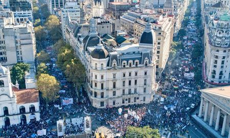 AIRE dice presente en la Marcha Federal Universitaria en Buenos Aires. Imagen de una manifestación anterior en la Plaza de Mayo. AIRE dice presente en la Marcha Federal Universitaria en Buenos Aires. Imagen de una manifestación anterior en la Plaza de Mayo.