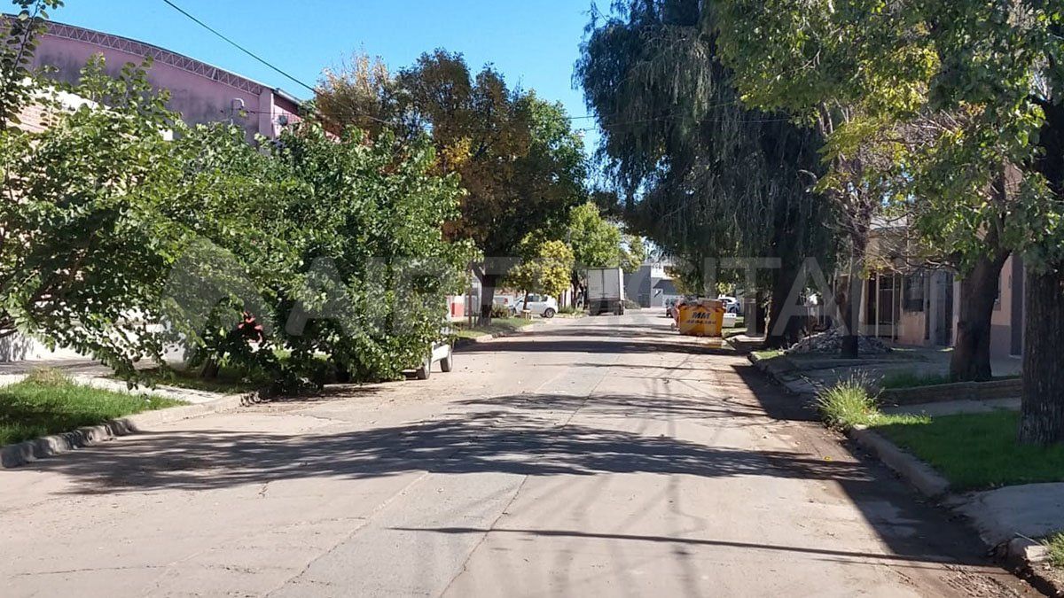 Seg&uacute;n inform&oacute; el periodista Juli&aacute;n Brochero, a trav&eacute;s del m&oacute;vil de Aire de Santa Fe, al menos cinco personas se enfrentaron a tiros a metros de la sede de la empresa de recolecci&oacute;n de residuos Urbafe y muy cerca de la sede de la vecinal del barrio. Una de las bandas violentas se trasladaba en una moto, y la otra en un auto.