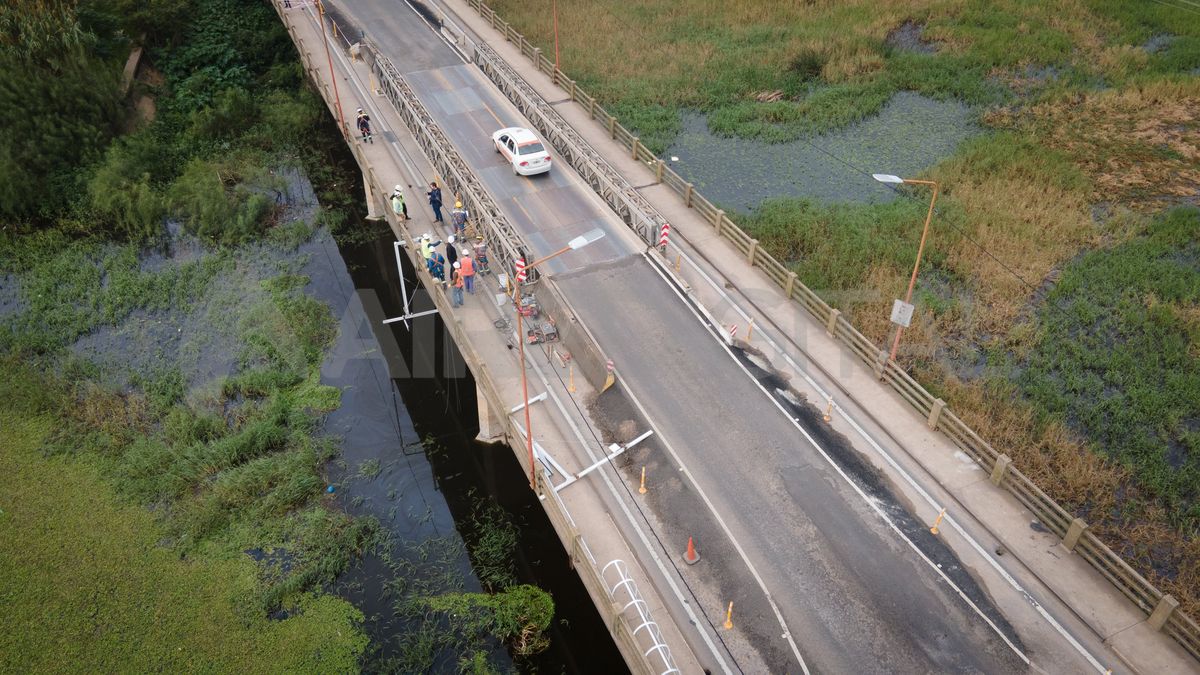 A principios de mayo, la empresa a cargo de los arreglos del Puente Carretero Santa Fe - Santo Tomé realizando mediciones en la zona del tramo afectado. A principios de mayo, la empresa a cargo de los arreglos del Puente Carretero Santa Fe - Santo Tomé realizando mediciones en la zona del tramo afectado. 