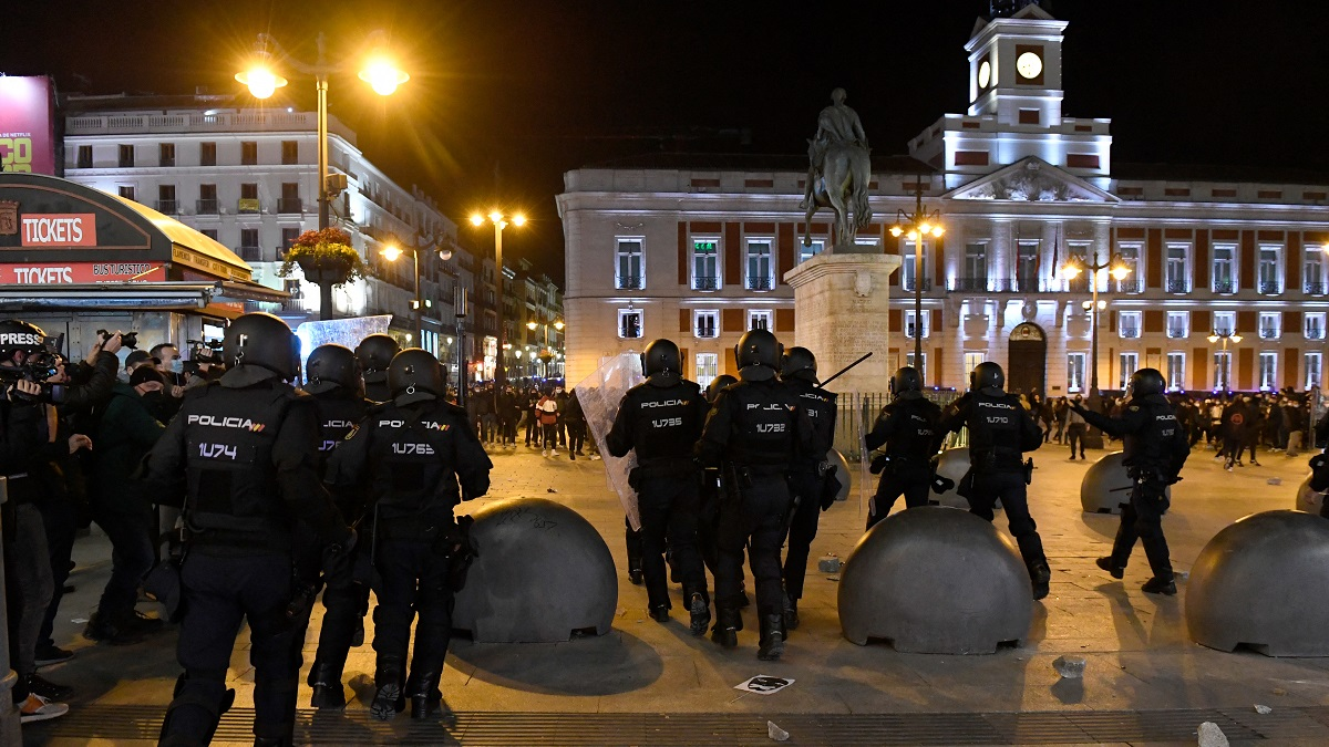 La policía reprimiendo a los manifestantes