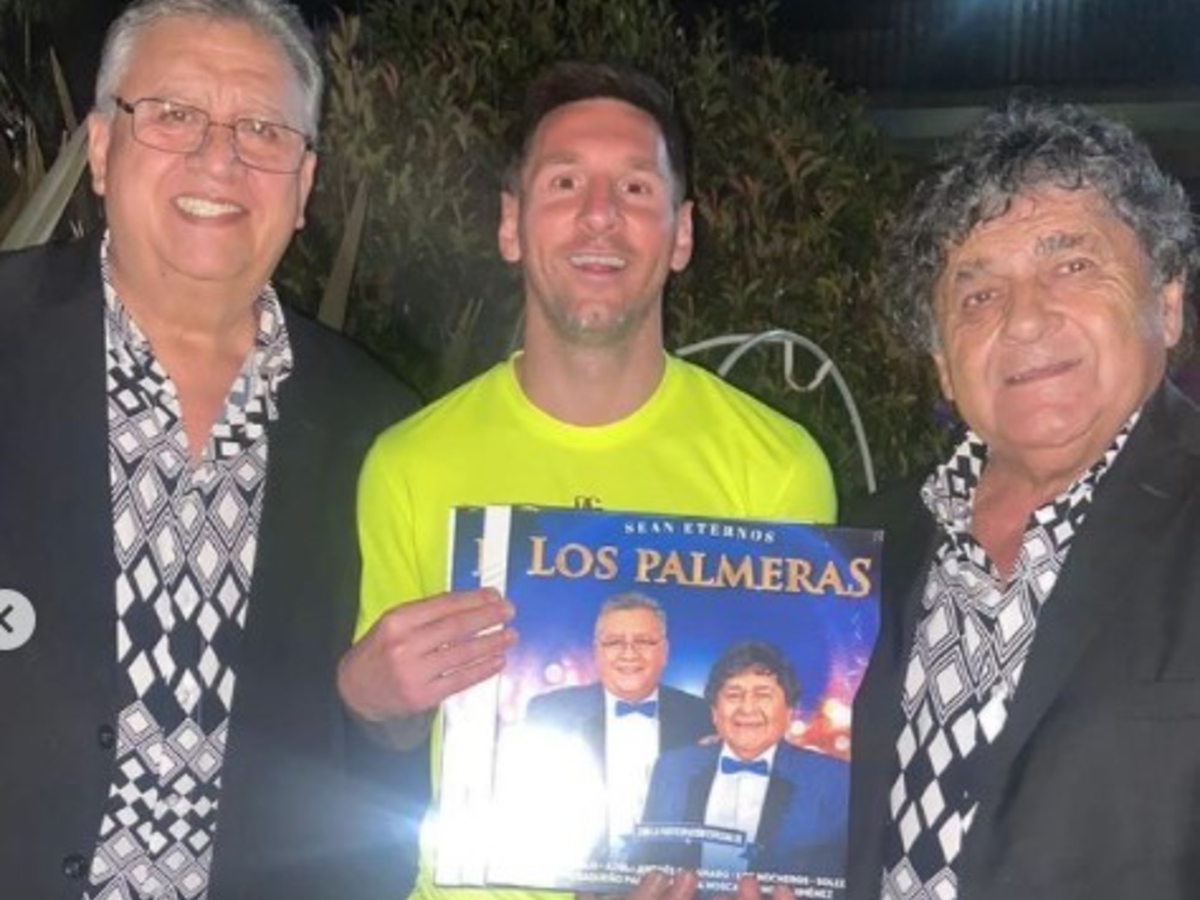 Lionel Messi junto a Los Palmeras. Lionel Messi junto a Los Palmeras.