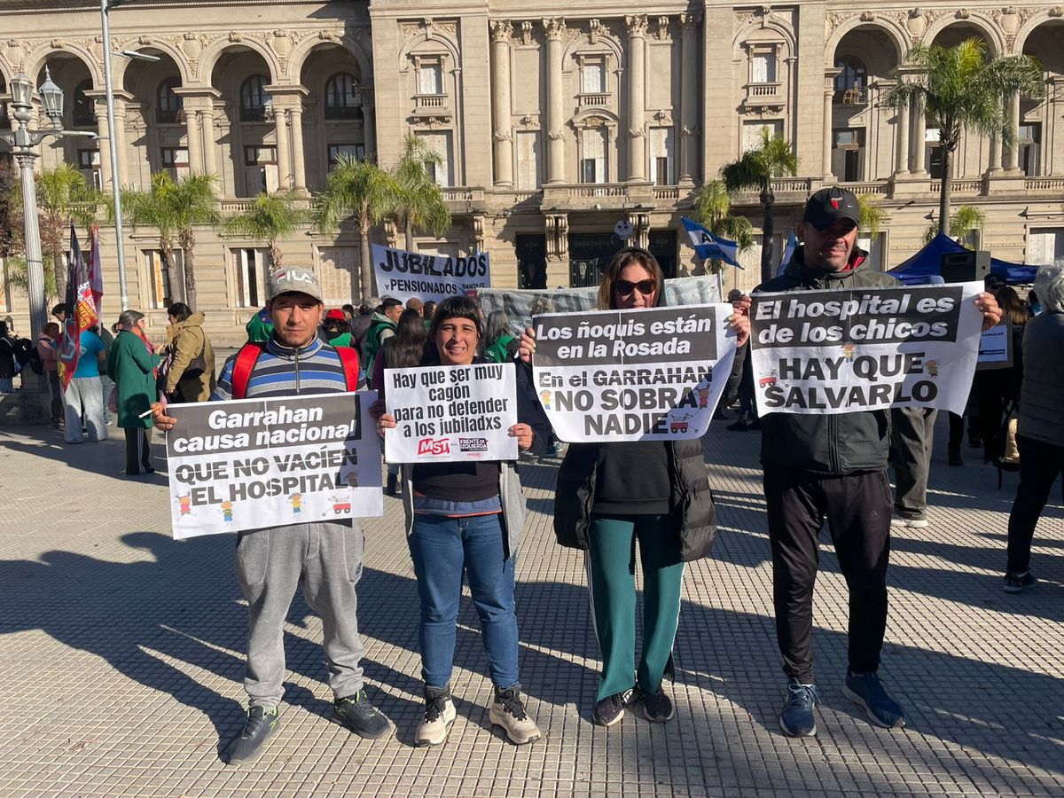 Algunos de los carteles que se vieron este miércoles en la marcha de los banquitos. Algunos de los carteles que se vieron este miércoles en la marcha de los banquitos.