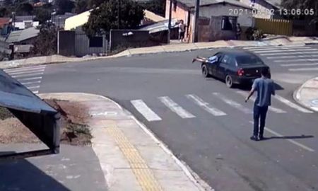 Video viral: hombre saltó a un auto en movimiento para evitar que choque. Video viral: hombre saltó a un auto en movimiento para evitar que choque.