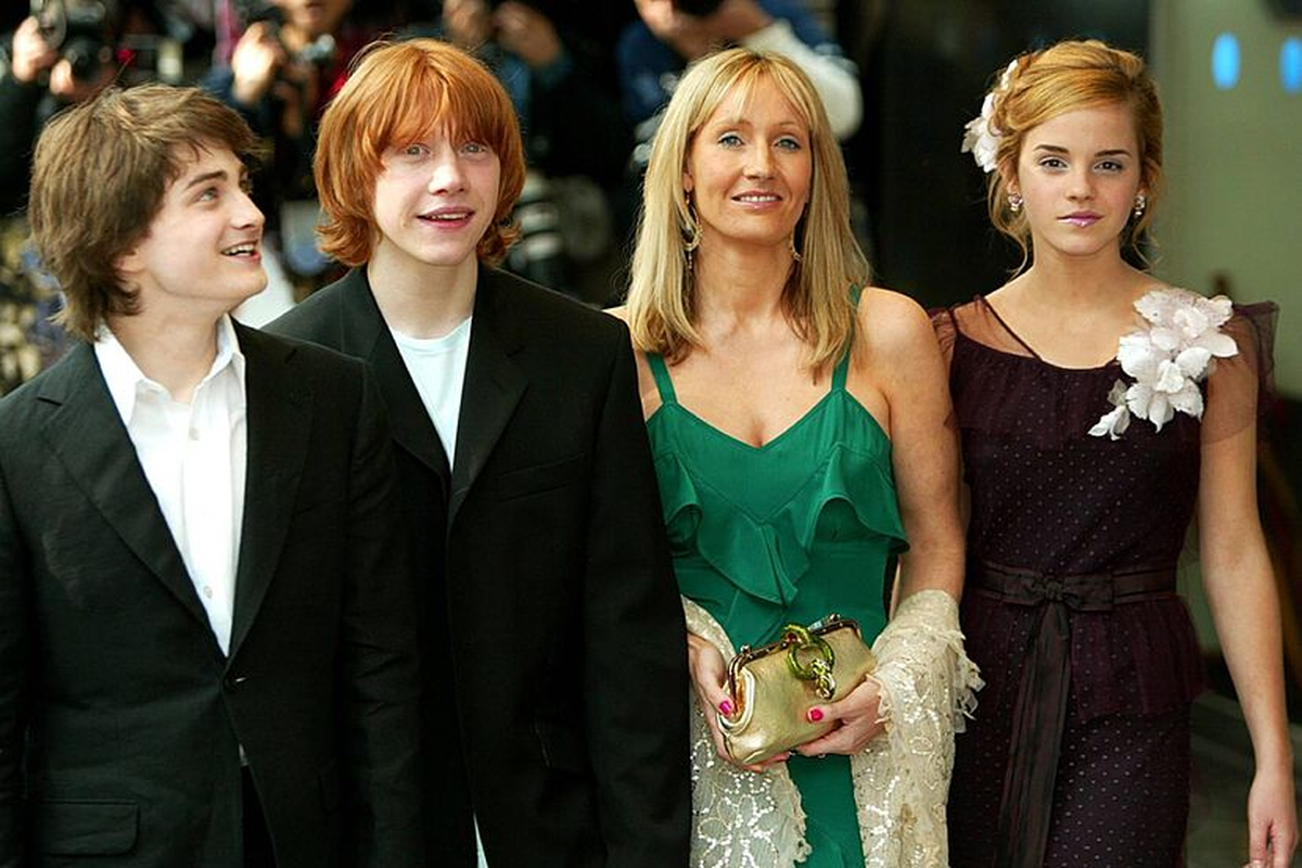 J.K. Rowling, autora de Harry Potter, junto a Daniel Radcliffe, Rupert Grint y Emma Watson. J.K. Rowling, autora de Harry Potter, junto a Daniel Radcliffe, Rupert Grint y Emma Watson.