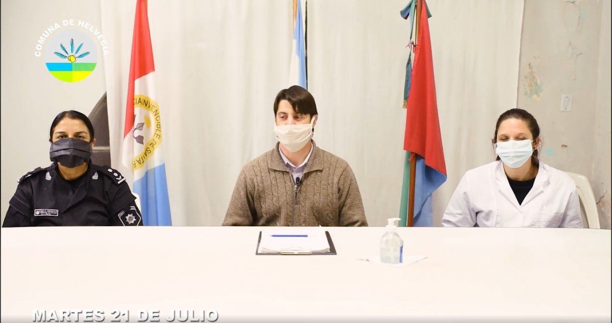 El presidente comunal junto a la jefa de polic&iacute;as y la directora del hospital