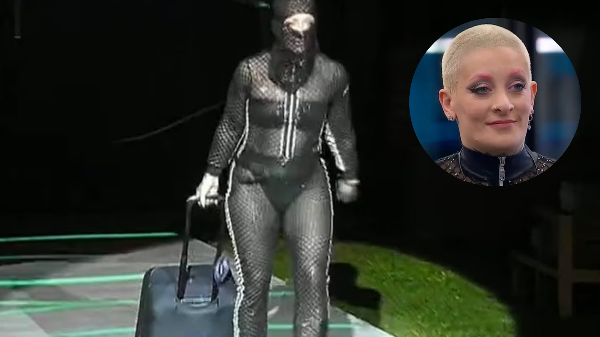 Furia y el velo negro con un mensaje oculto para sus compañeros. Furia y el velo negro con un mensaje oculto para sus compañeros.