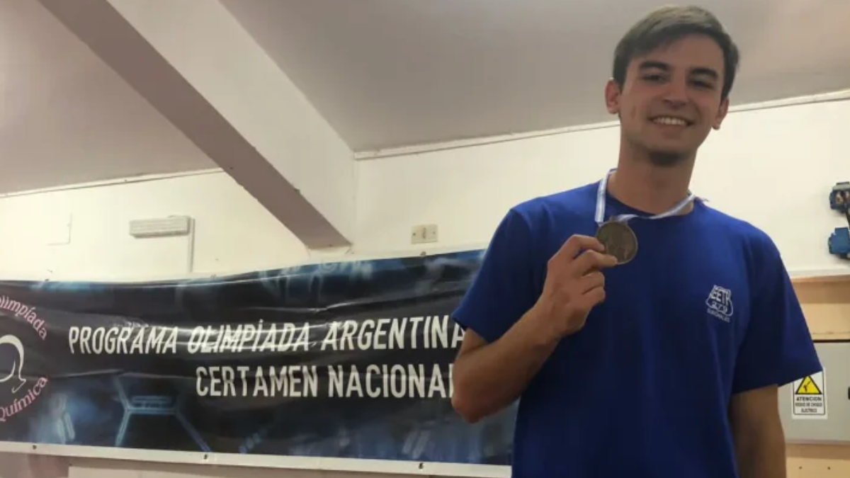 Agustín es un apasionado por todo los tipos de ciencias, en especial de la física, y por esta razón quedó seleccionado para participar el campamento de estudio en el CERN, en Suiza. Agustín es un apasionado por todo los tipos de ciencias, en especial de la física, y por esta razón quedó seleccionado para participar el campamento de estudio en el CERN, en Suiza.