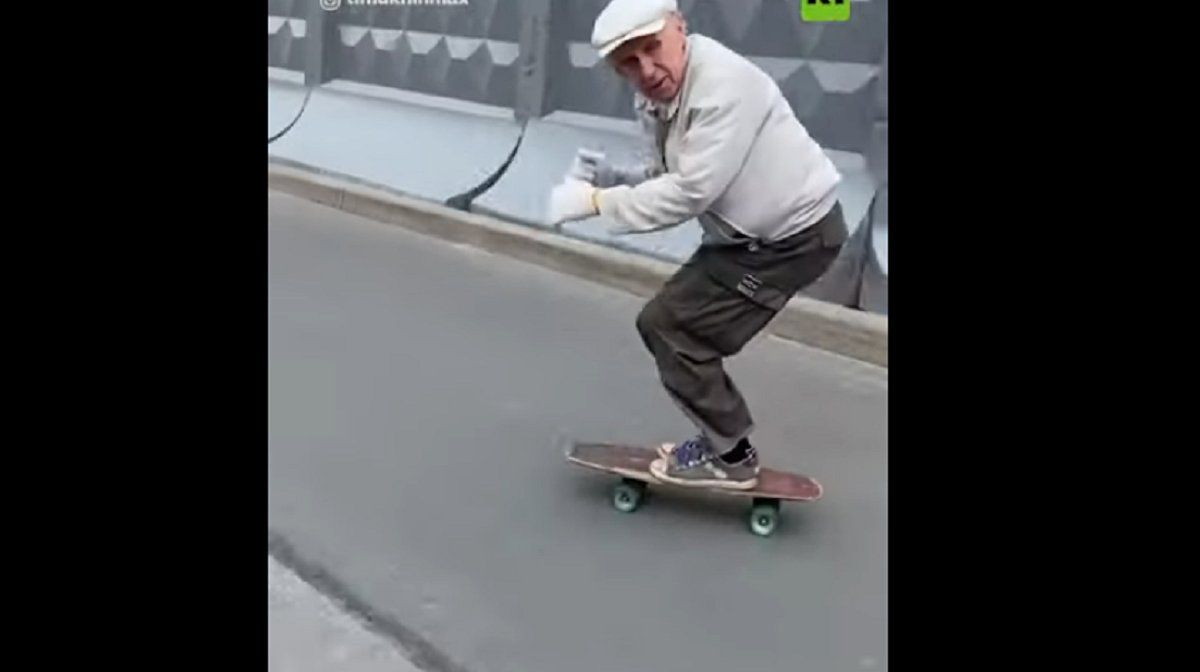 Hombre de 73 años se hizo viral en las redes sociales por su habilidad con el skate.
