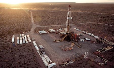Vaca Muerta es un yacimiento de hidrocarburos no convencionales de dimensiones colosales del que hasta aquí el país desarrolló una pequeña fracción. Vaca Muerta es un yacimiento de hidrocarburos no convencionales de dimensiones colosales del que hasta aquí el país desarrolló una pequeña fracción.