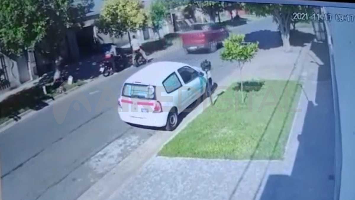 A las 9.17 quedó registrado el robo de una moto en las cámaras de seguridad de barrio Belgrano.