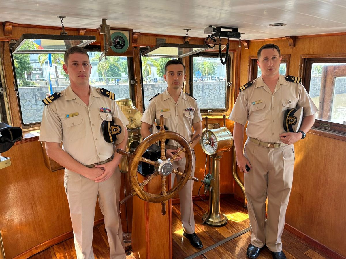 Alumnos de la Prefectura Naval son los encargados de guiar las visitas al hist&oacute;rico buque.