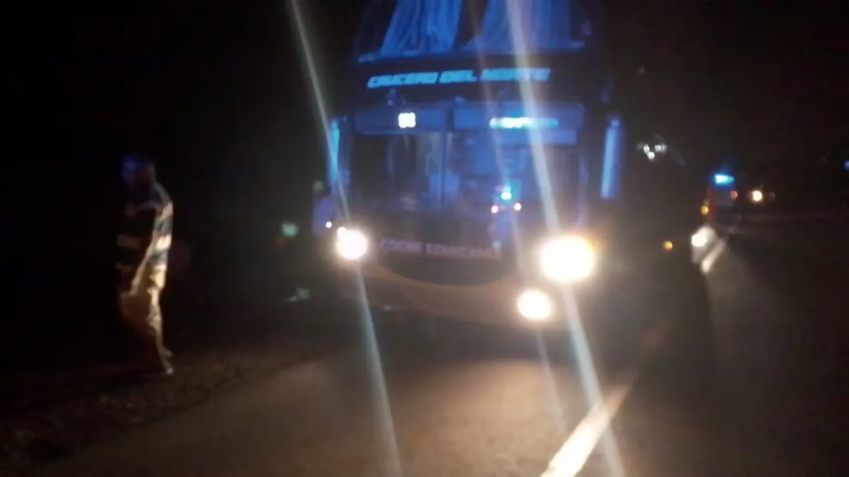 El hombre se encontraba arreglando el colectivo. El hombre se encontraba arreglando el colectivo. 