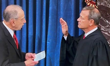El senador republicano Chuck Grassley, presidente pro tempore del Senado de Estados Unidos, tomó juramento al presidente de la Corte Suprema de Estados Unidos, John Roberts, para que presida el juicio político a Donald Trump. El senador republicano Chuck Grassley, presidente pro tempore del Senado de Estados Unidos, tomó juramento al presidente de la Corte Suprema de Estados Unidos, John Roberts, para que presida el juicio político a Donald Trump.