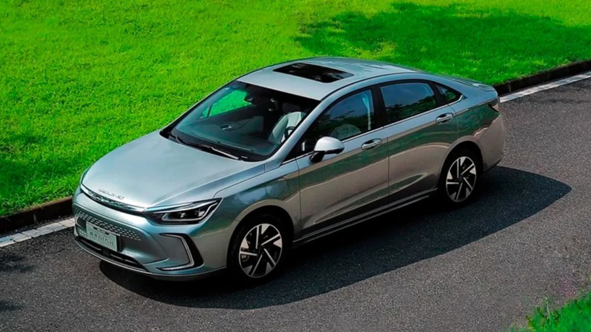 El histórico líder de Toyota enfrenta el desafío del sedán chino BAIC, una alternativa con dimensiones similares que busca ganar terreno en el segmento C. El histórico líder de Toyota enfrenta el desafío del sedán chino BAIC, una alternativa con dimensiones similares que busca ganar terreno en el segmento C.