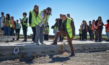 La reconstrucción de la pista principal del Aeropuerto Internacional Rosario Islas Malvinas ya alcanza casi la mitad del proyecto. La reconstrucción de la pista principal del Aeropuerto Internacional Rosario Islas Malvinas ya alcanza casi la mitad del proyecto.