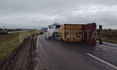 autopista rosario - santa fe: desvios por vuelco de un camion autopista rosario - santa fe: desvios por vuelco de un camion