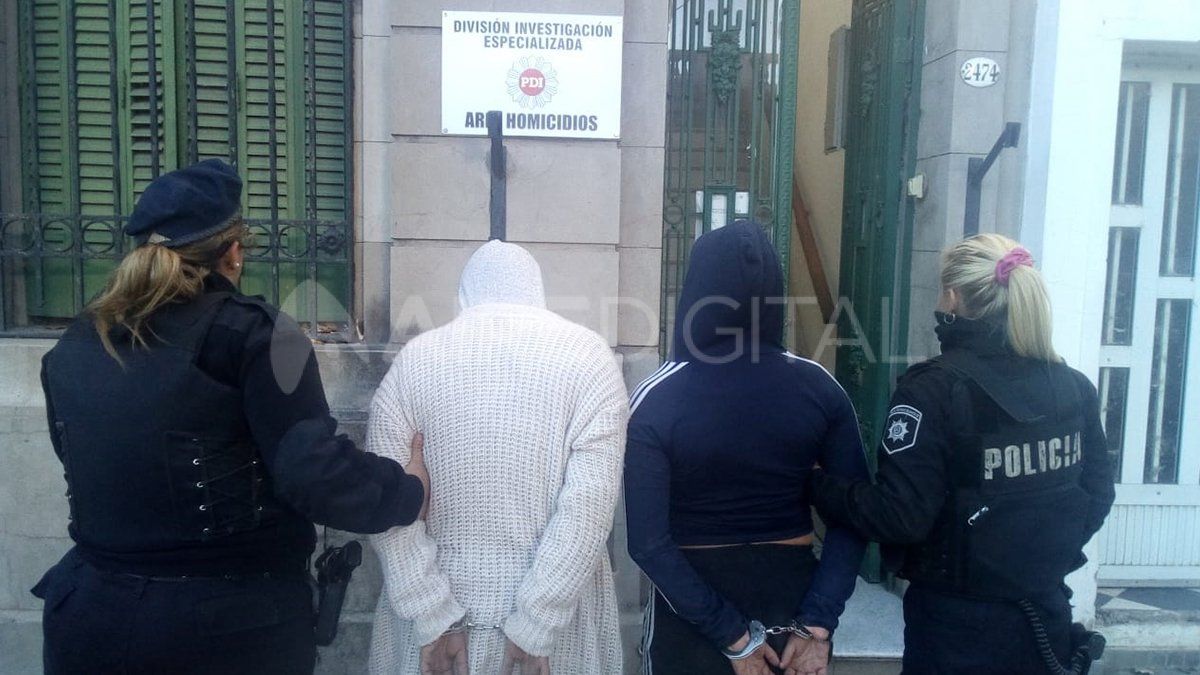 Detenida. La joven implicada (derecha y con campera negra) fue trasladada a la Secci&oacute;n Homicidios de la AIC para ser identificada.&nbsp;