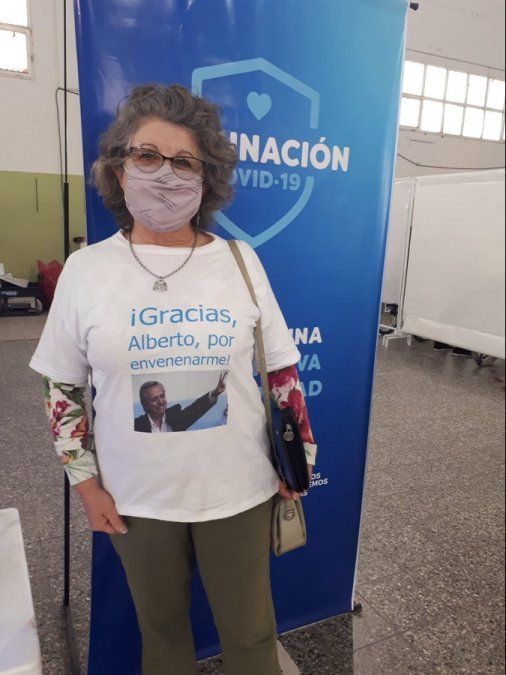 La protagonista de la remera viral le respondió a los usuarios de Twitter.