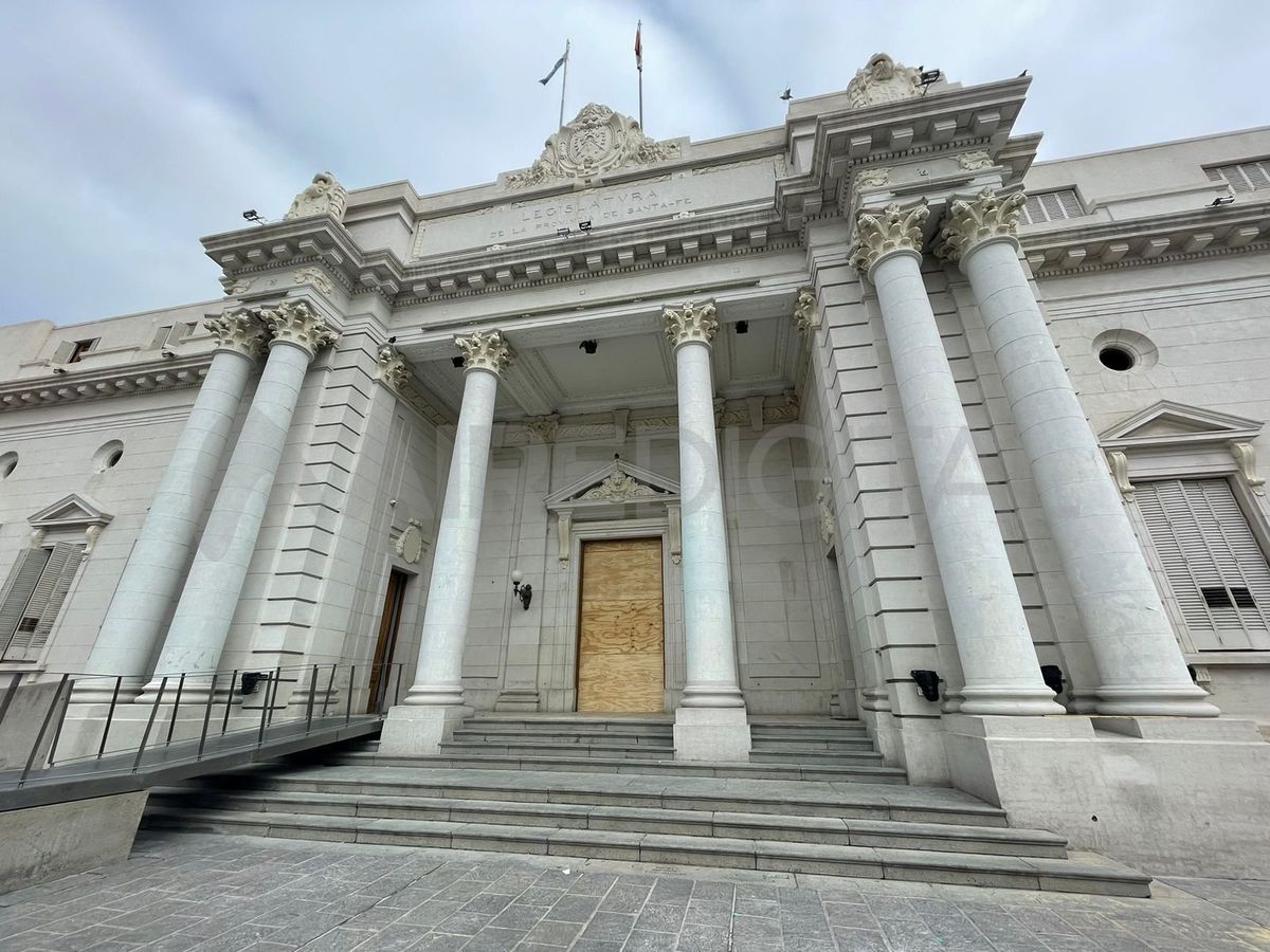La Legislatura tendrá un arduo debate sobre la necesidad de reformar la Constitución de Santa Fe. La Legislatura tendrá un arduo debate sobre la necesidad de reformar la Constitución de Santa Fe.