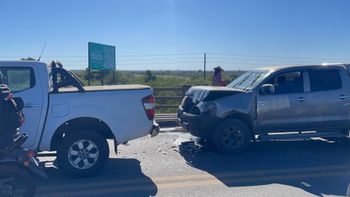 Feriado con caos en el Puente Carretero: choque entre camionetas y una mujer herida