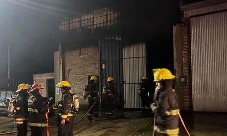 La metalúrgica de Esperanza fue prendida fuego el domingo 5 de abril. La metalúrgica de Esperanza fue prendida fuego el domingo 5 de abril.