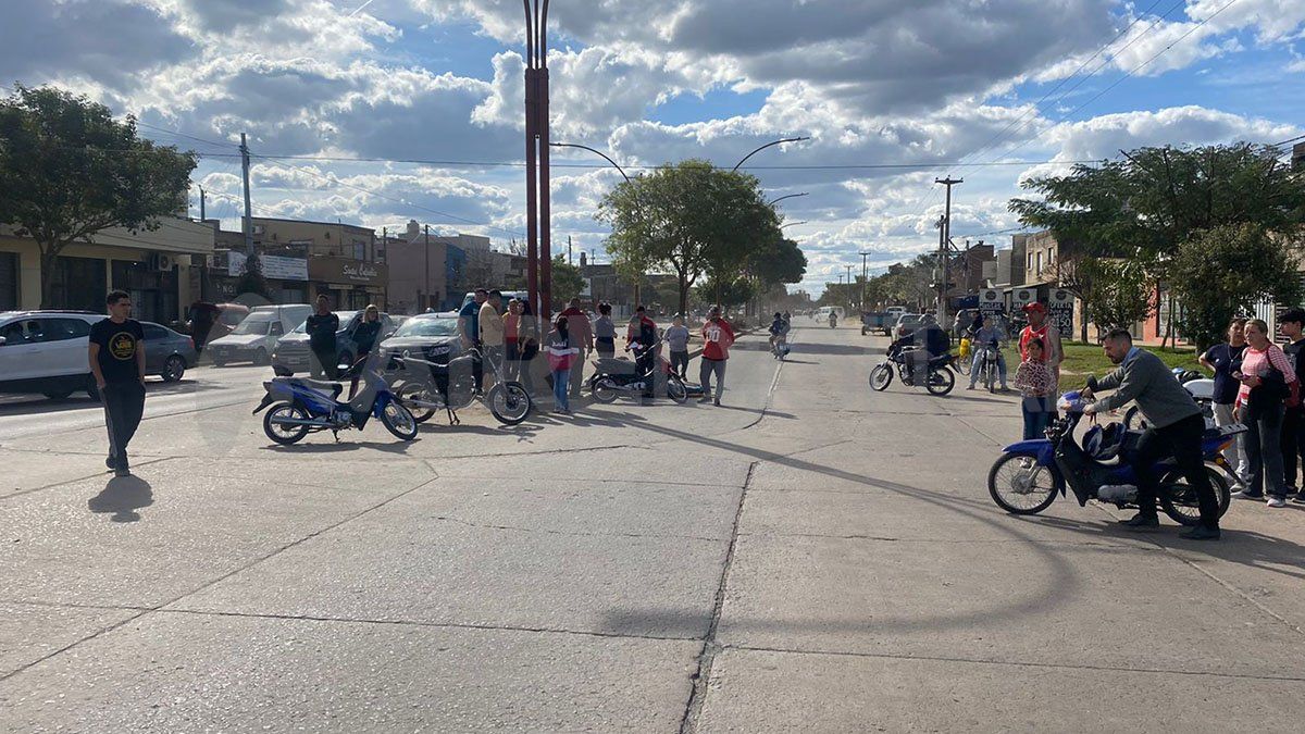 Dos motociclistas chocaron a un camión arenero estacionado por mirar la escena de un accidente que había ocurrido unos minutos antes.