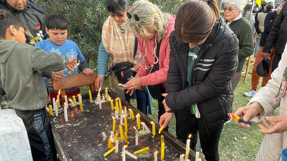 Los fieles le prenden velas a San Cayetano en el santuario ubicado en el patio de la iglesia. Los fieles le prenden velas a San Cayetano en el santuario ubicado en el patio de la iglesia.