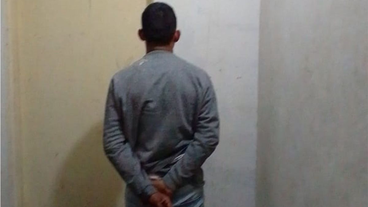 El sospechoso fue detenido y su moto secuestrada.