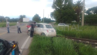 Manejaba por la ruta 11 en Sauce Viejo, se durmió y terminó con el auto roto arriba de las vías del tren