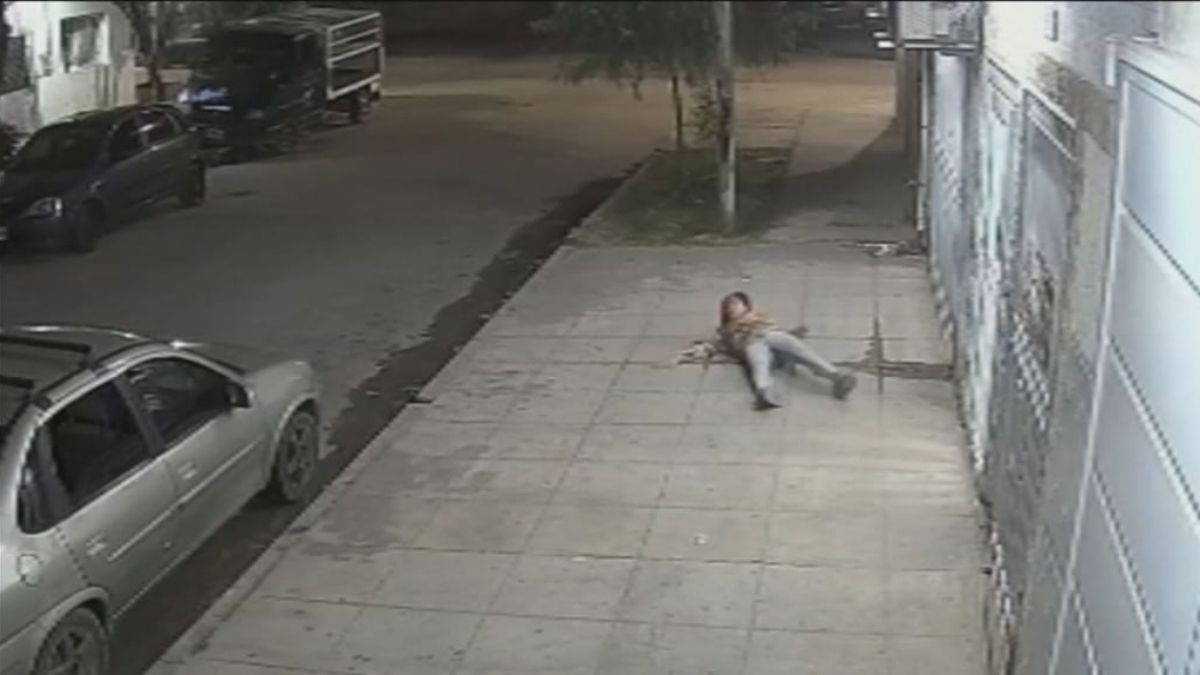 La adolescente recibió un disparo por la espalda cuando esperaba afuera de un kiosco en Laferrere; el hecho quedó registrado por cámaras de seguridad.