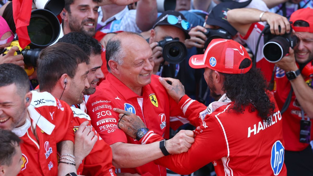 Hamilton celebrando la victoria con su equipo de Ferrari. Hamilton celebrando la victoria con su equipo de Ferrari.