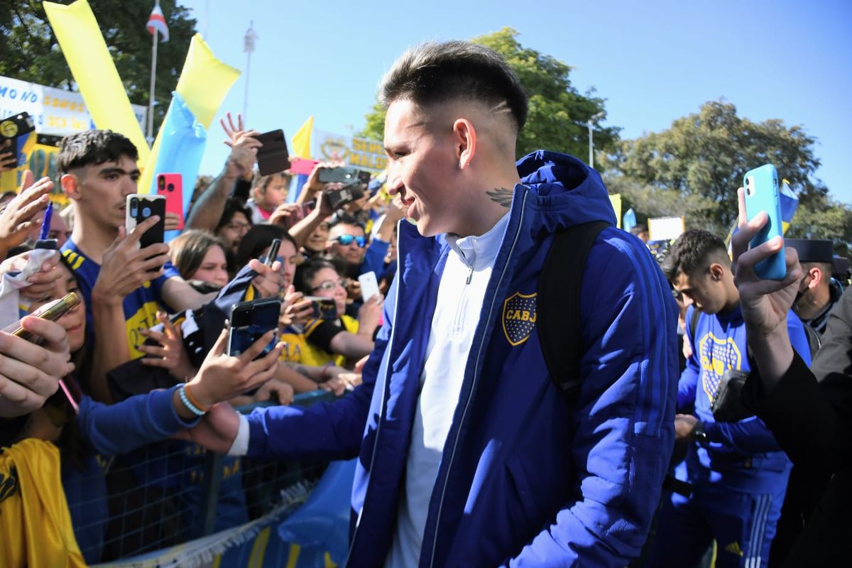 Furor en Paraná durante la llegada del plantel profesional de Boca para jugar ante Patronato.