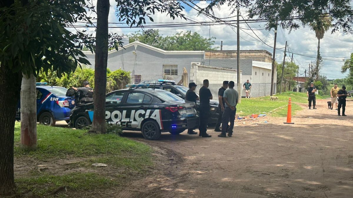 El despliegue policial se inició tras reiterados llamados de vecinos que notaron “algo extraño” dentro de una caja abandonada en un microbasural.