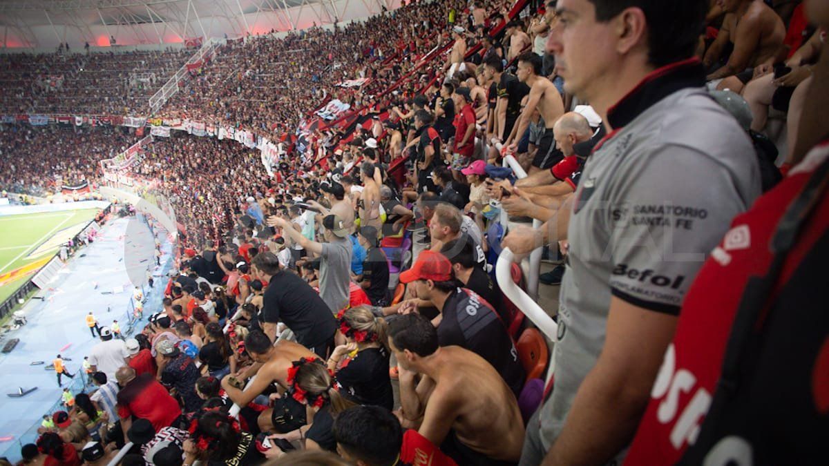 Centenares de hinchas de Colón con entrada se quedaron afuera del estadio para el partido entre el Sabalero y River. Exigen respuestas de la organización o la dirigencia.