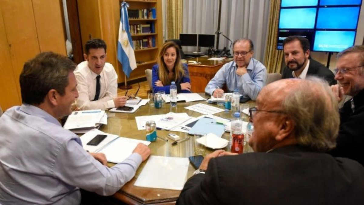 El ministro de Economía, Sergio Massa, trabaja junto a su equipo para la implementación del programa 