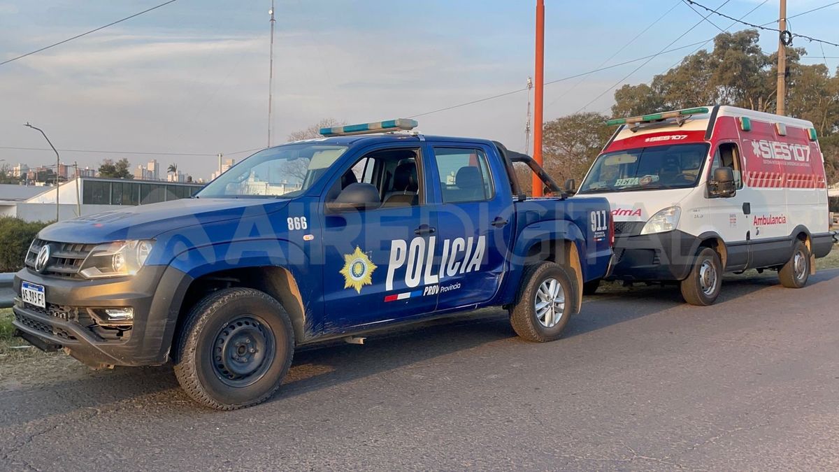 Policía de la provincia y la ambulancia del 107, trabajo en el lugar para atender a la víctima. Policía de la provincia y la ambulancia del 107, trabajo en el lugar para atender a la víctima.