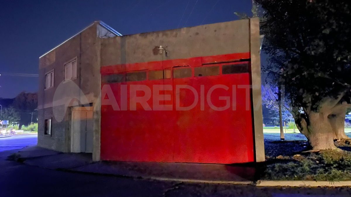 Los Bomberos Voluntarios no pueden asistir a las urgencias porque tienen sus móviles atrapados desde hace una semana en el cuartel. Los Bomberos Voluntarios no pueden asistir a las urgencias porque tienen sus móviles atrapados desde hace una semana en el cuartel.