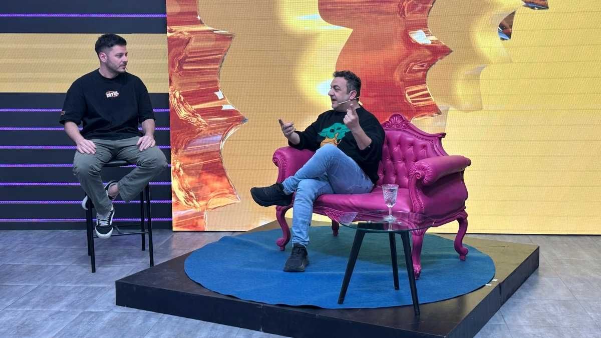 Diego Topa pasó por el programa de AIRE Santa Siesta para recordar su infancia, reivindicar la importancia del “niño interior” y aprovechó para adelantar su show en Santa Fe. Diego Topa pasó por el programa de AIRE Santa Siesta para recordar su infancia, reivindicar la importancia del “niño interior” y aprovechó para adelantar su show en Santa Fe. 
