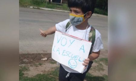 Quién es Santiago, el nene de Chaco que hace dedo para que lo alcancen a la escuela Quién es Santiago, el nene de Chaco que hace dedo para que lo alcancen a la escuela