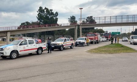 La caravana se realizó en vehículos del servicio de bomberos voluntarios. La caravana se realizó en vehículos del servicio de bomberos voluntarios.