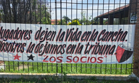 Hinchas de Colón colgaron una bandera en apoyo al plantel de Israel Damonte. Hinchas de Colón colgaron una bandera en apoyo al plantel de Israel Damonte.