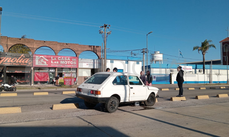 Avenida Blas Parera: un auto terminó arriba de los pretiles del Metrofé Avenida Blas Parera: un auto terminó arriba de los pretiles del Metrofé