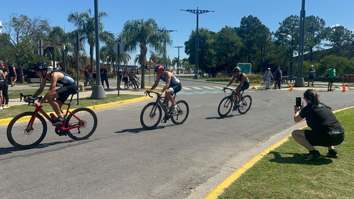 La competencia de Triatlón en la costanera santafesina combina 750 metros de natación